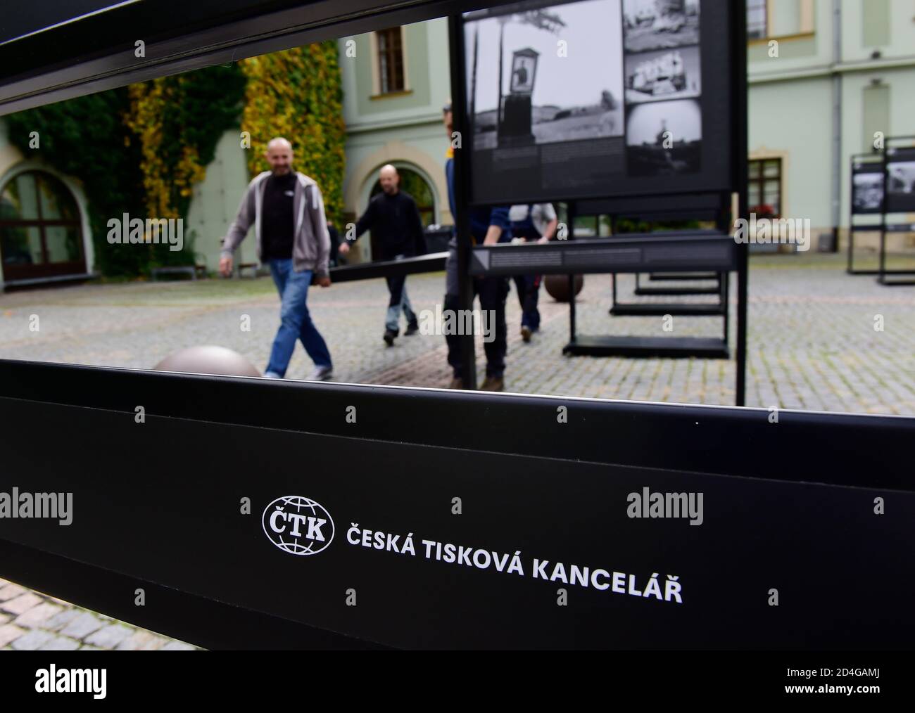 Olomouc, Repubblica Ceca. 09 ottobre 2020. Installazione della mostra 'momenti indesiderabili', esplorando il tema della manipolazione e della censura nel fotogiornalismo che CTK mette in evidenza il fenomeno della manipolazione fotografica a Olomouc, Repubblica Ceca, 9 ottobre 2020. Credit: Ludek Perina/CTK Photo/Alamy Live News Foto Stock