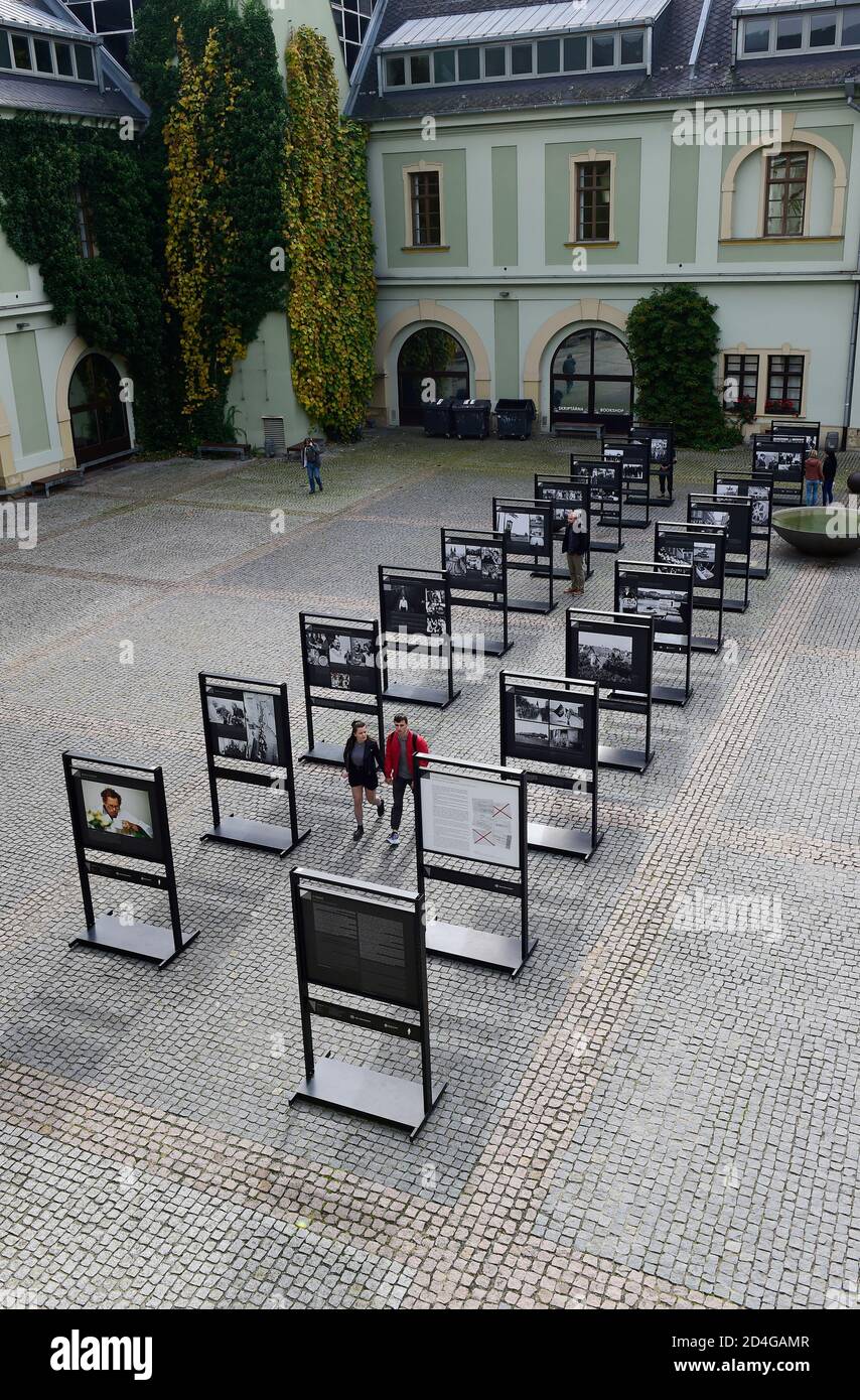 Olomouc, Repubblica Ceca. 09 ottobre 2020. Installazione della mostra 'momenti indesiderabili', esplorando il tema della manipolazione e della censura nel fotogiornalismo che CTK mette in evidenza il fenomeno della manipolazione fotografica a Olomouc, Repubblica Ceca, 9 ottobre 2020. Credit: Ludek Perina/CTK Photo/Alamy Live News Foto Stock