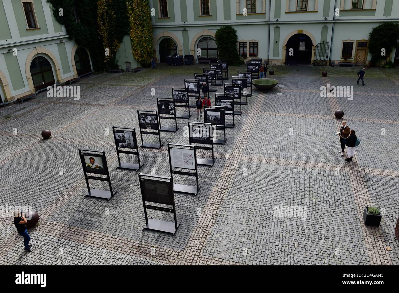 Olomouc, Repubblica Ceca. 09 ottobre 2020. Installazione della mostra 'momenti indesiderabili', esplorando il tema della manipolazione e della censura nel fotogiornalismo che CTK mette in evidenza il fenomeno della manipolazione fotografica a Olomouc, Repubblica Ceca, 9 ottobre 2020. Credit: Ludek Perina/CTK Photo/Alamy Live News Foto Stock