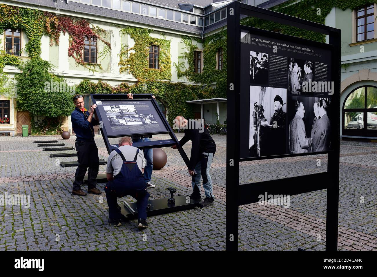 Olomouc, Repubblica Ceca. 09 ottobre 2020. Installazione della mostra 'momenti indesiderabili', esplorando il tema della manipolazione e della censura nel fotogiornalismo che CTK mette in evidenza il fenomeno della manipolazione fotografica a Olomouc, Repubblica Ceca, 9 ottobre 2020. Credit: Ludek Perina/CTK Photo/Alamy Live News Foto Stock