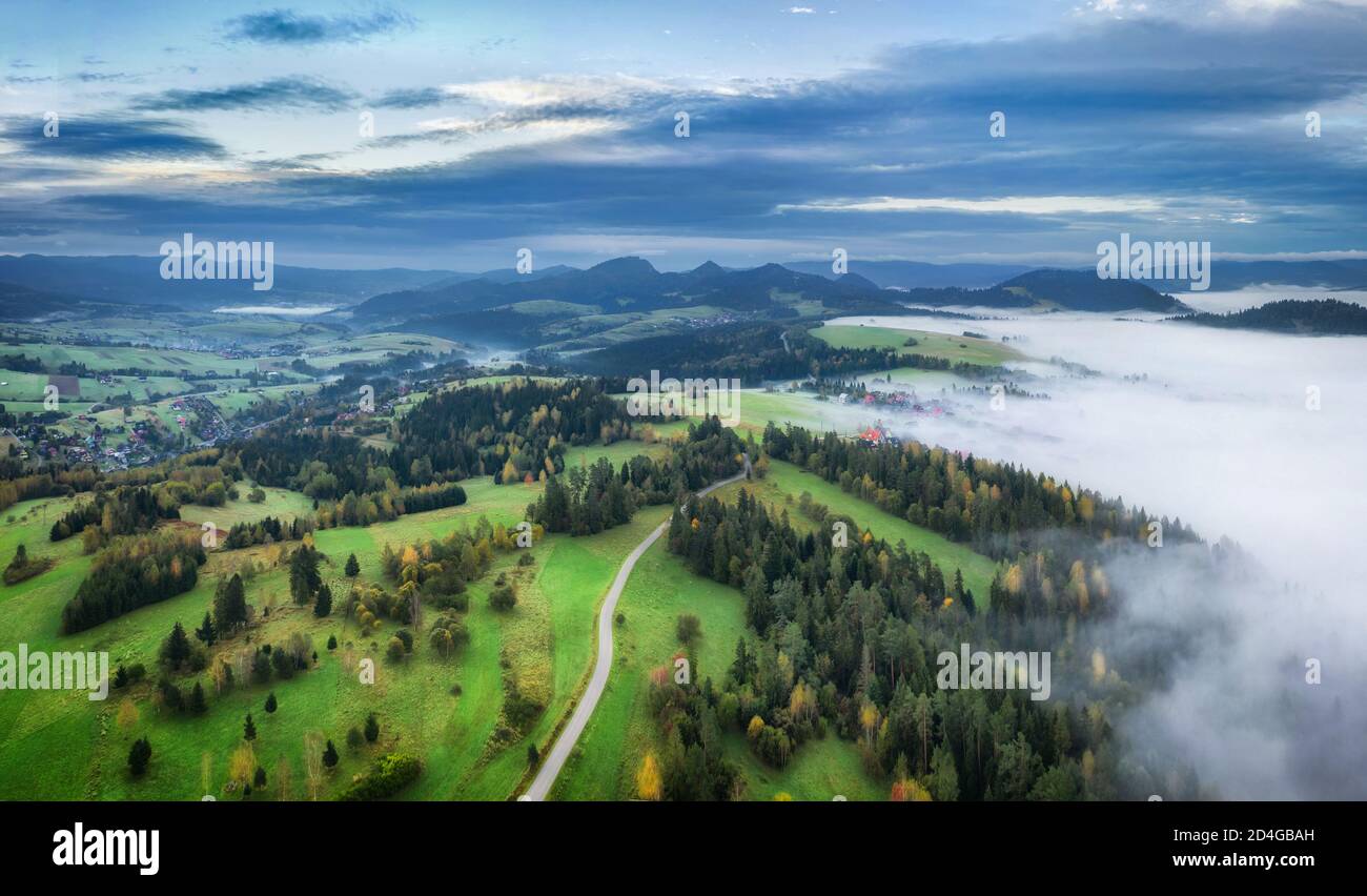 Vista aerea su Wielkie Pole Widokowe, montagne Pieniny, Polonia Foto Stock