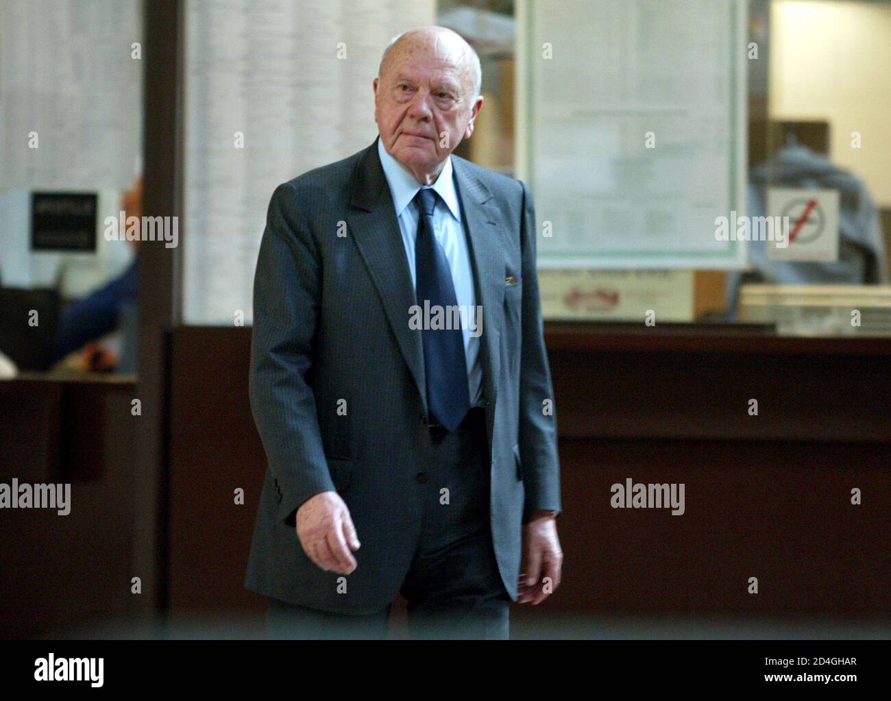 Andre Tarallo of France, former Elf-Aquitaine senior executive walks in the  halls of Paris's main courthouse during a break in the Elf trial, April 28,  2003 Foto stock - Alamy