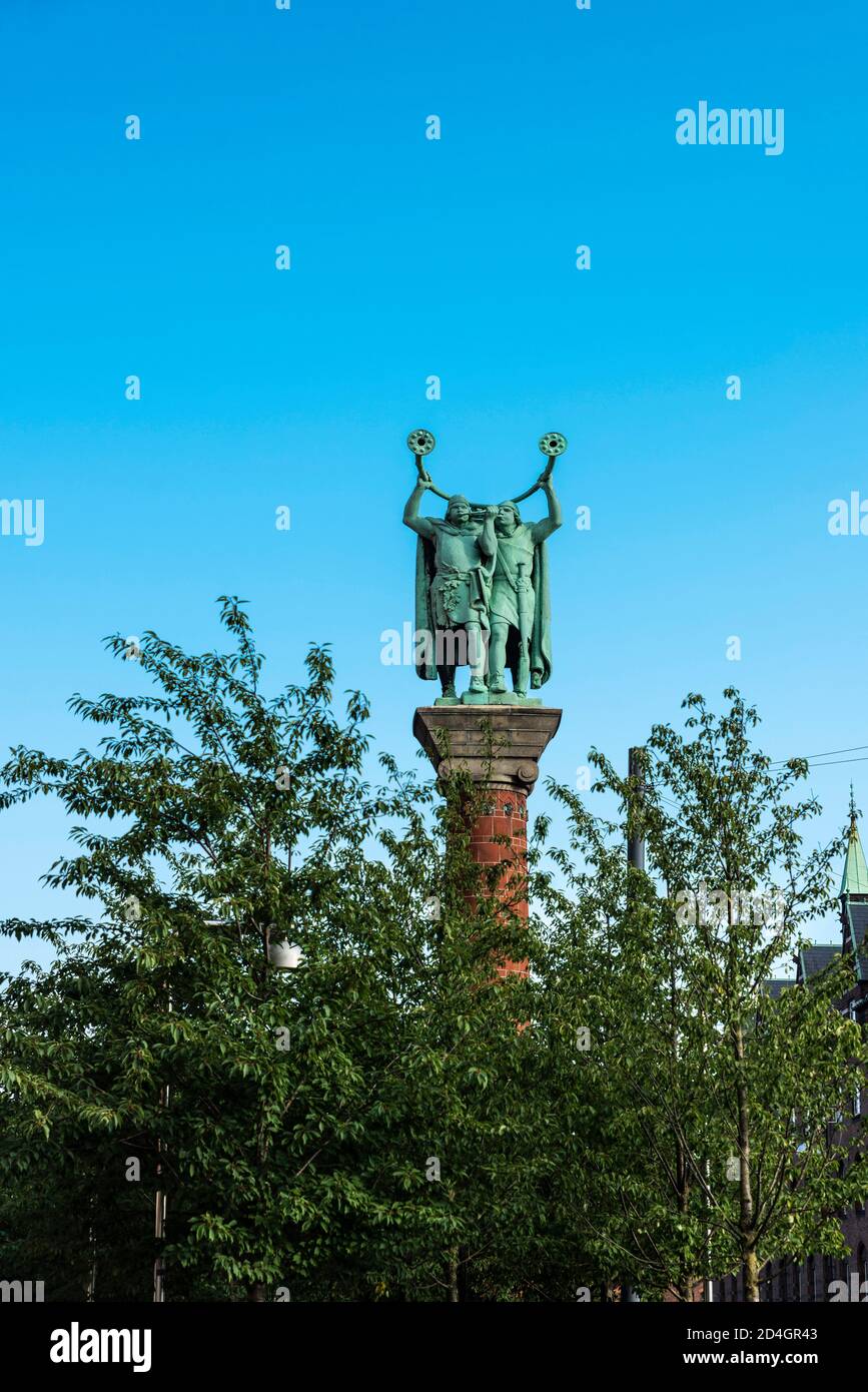 Due soffianti Lur (Lurblæserne) nella piazza del municipio o Rådhuspladsen nel centro di Copenhagen, Danimarca Foto Stock