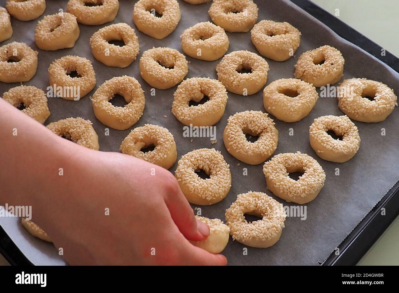 Semi di sesamo attaccati all'impasto, piccoli bagel con semi di sesamo, Foto Stock