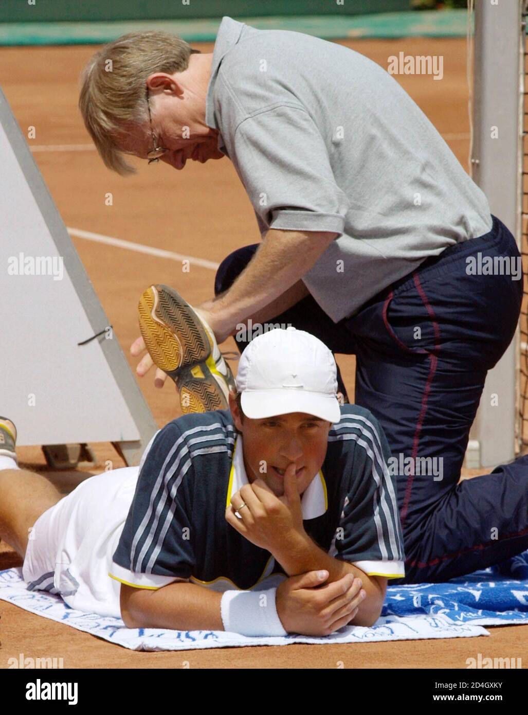 Oesterreichs Markus Hipfl gewann heute, em 25. Maggio 2001, beim St. Poeltener ATP-Tennisturnier das Semifinalspiel gegen den Tschechen Michal Tabara 6-1 5-7 6-2. Im Bild Tadar wahrend einer Behandlung durch den Physiotherapeuten im 2. Satz. HP/ Foto Stock