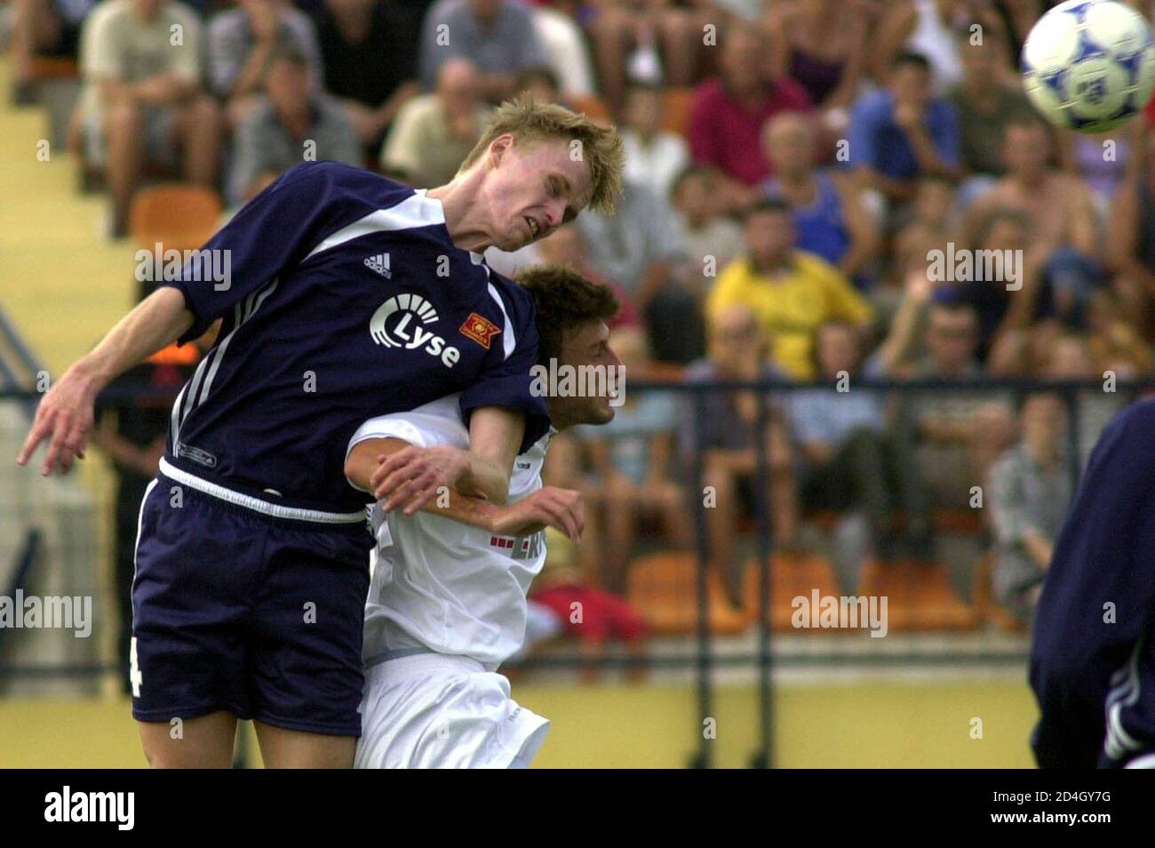 Tihinen Hann (L) di Viking in azione con Dragan Blatnjak (R) di Brotnjo  durante il turno di qualificazione della Coppa UEFA, seconda partita di  calcio a Citluk il 23 agosto 2001. MB/AA