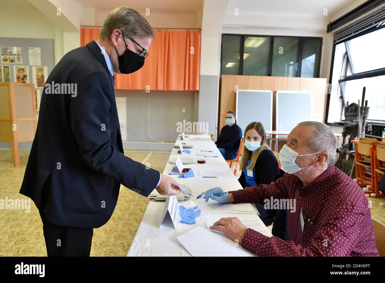 Brno, Repubblica Ceca. 09 ottobre 2020. Il leader dell'opposizione Petr Fiala (Democratici Civici, ODS) vota durante il primo giorno del secondo turno di elezioni del Senato a Brno, Repubblica Ceca, 9 ottobre 2020. Credit: Vaclav Salek/CTK Photo/Alamy Live News Foto Stock