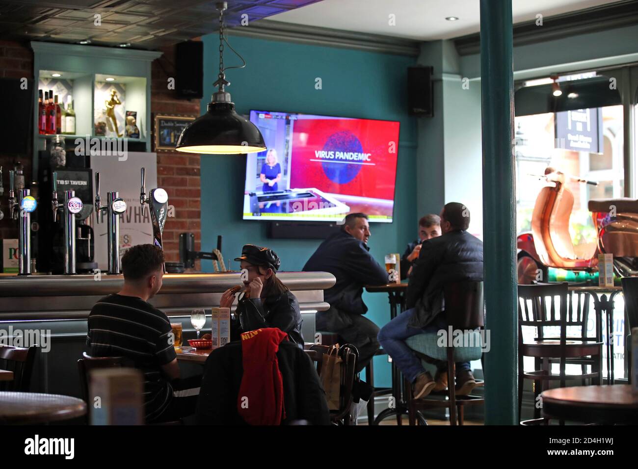 I clienti potranno gustare un drink al Tib Street Tavern di Manchester. Le città nel nord dell'Inghilterra e in altre zone che soffrono un'impennata in casi di Covid-19 possono avere pub e ristoranti temporaneamente chiusi per combattere la diffusione del virus. Foto Stock