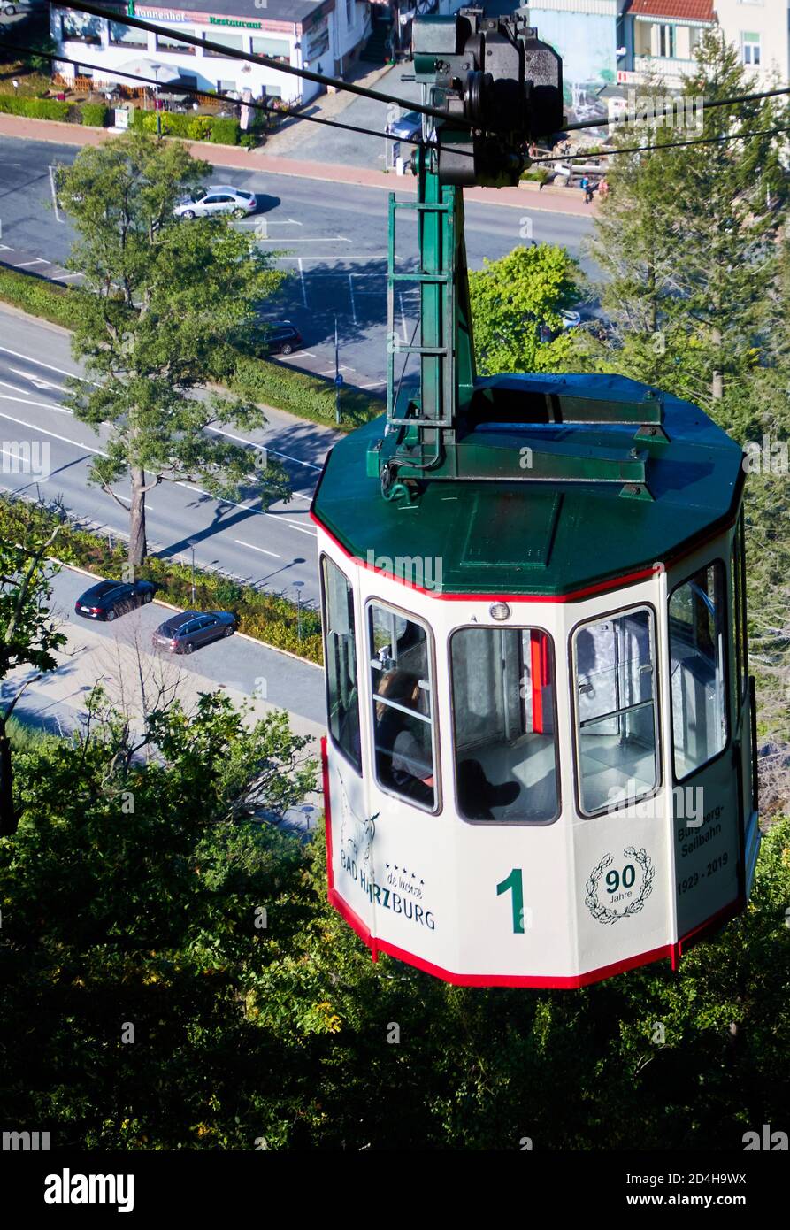 Bad Harzburg, Germania, 14 settembre 2020: Cabina della funivia storica sul viaggio alla collina del castello Foto Stock