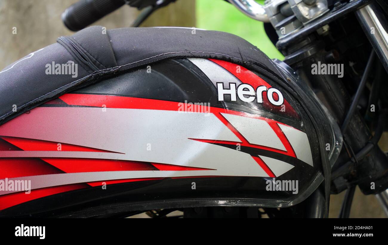 20 settembre 2020 : Reengus, Jaipur, India / primo piano serbatoio carburante moto parte in fuoco selettivo per negozio di parti moto. Foto Stock