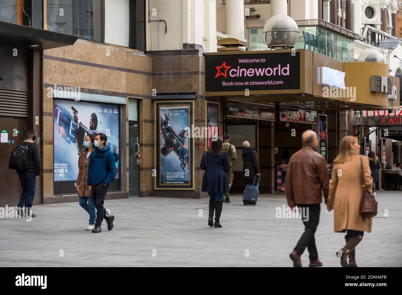 Londra, Regno Unito, 9 ottobre 2020. L'esterno del cinema Cineworld in Leicester Square. La catena ha recentemente annunciato la chiusura di 127 siti in tutto il Regno Unito dopo che la data di rilascio del nuovo film di James Bond, No Time To Die, è stata ritardata fino alla primavera del 2021. Il proprietario della proprietà AEW UK sta perseguendo un'azione legale contro Cineworld oltre £200,000 affitti non pagati anche se la catena è stata costretta a chiudere i cinema a causa della pandemia del coronavirus e anche come studi cinematografici ritardano le uscite per il futuro. Si segnala che il CVA (regime volontario obbligatorio) può diventare probabile. Credito: Stephen Chung Foto Stock