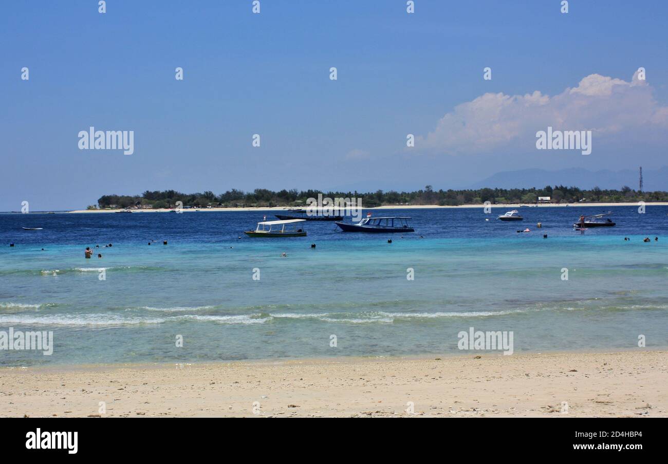 Vista verso est attraverso le acque blu limpide verso Gili meno, foto scattata sulla spiaggia di Gili Trawangan, Indonesia Foto Stock