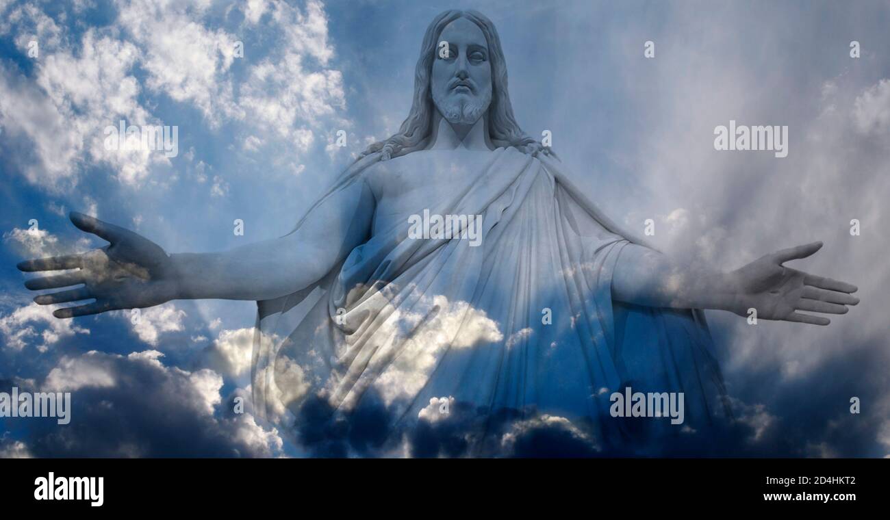 Gesù che stava in bianco e grigio tempesta nuvole nel cielo blu con raggi di luce Foto Stock