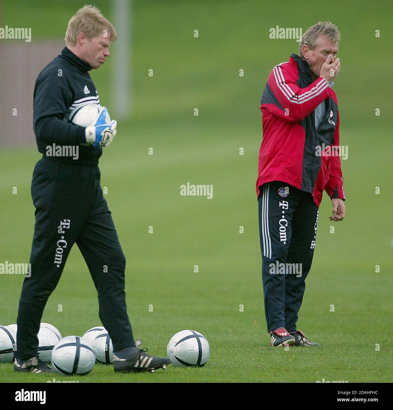 L'ex allenatore nazionale tedesco di portiere Sepp Maier (R) e Oliver Kahn,  portiere nazionale tedesco pratica durante una sessione di allenamento  della Bundesliga tedesca di calcio Bayern Monaco di Baviera il 11