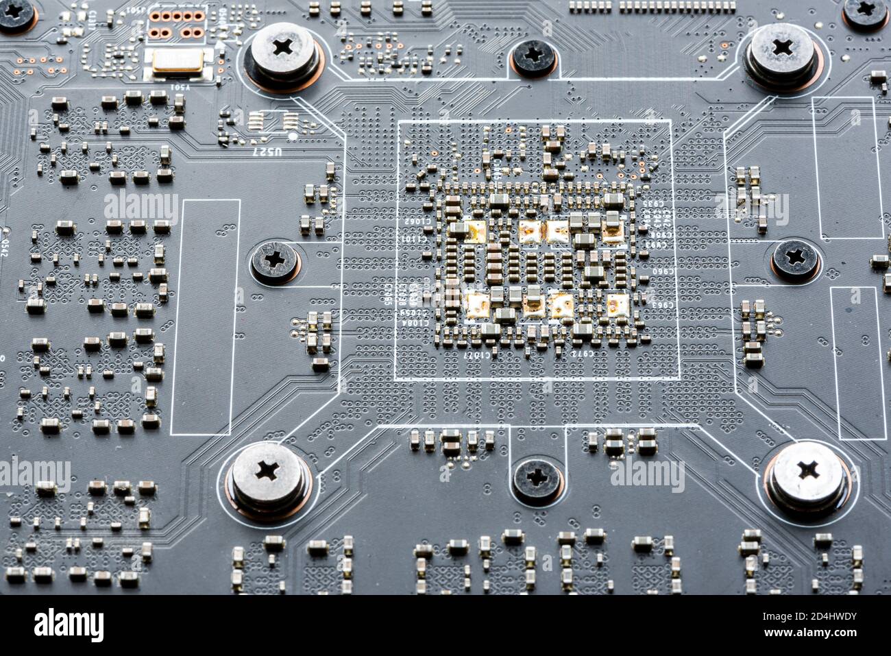 Scheda a circuito stampato per circuito stampato elettronico in macro-close-up con circuiti a transistor ed elementi hardware elettrici, chip di computer visibili Foto Stock