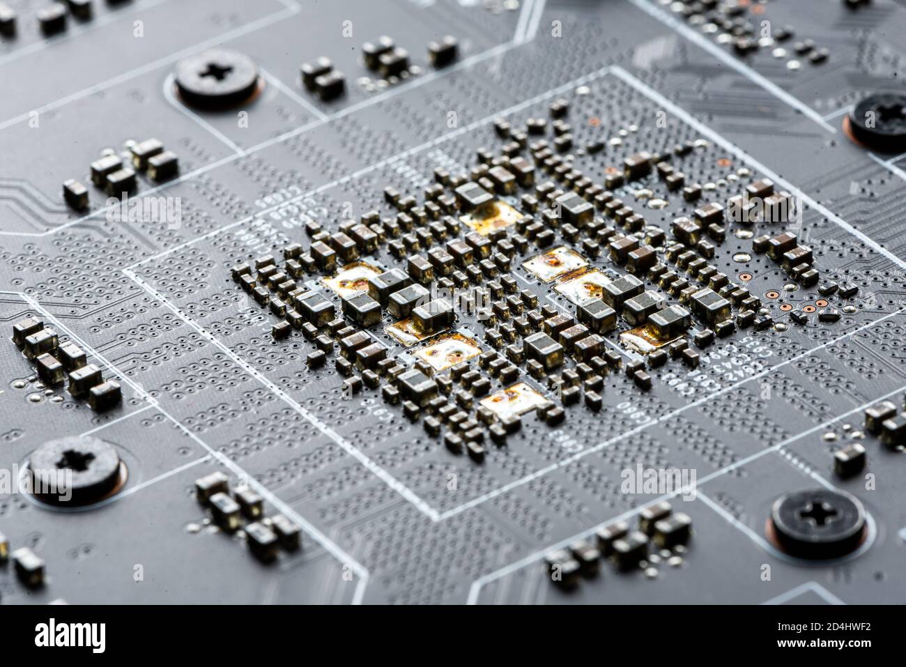 Scheda a circuito stampato per circuito stampato elettronico in macro-close-up con circuiti a transistor ed elementi hardware elettrici, chip di computer visibili Foto Stock