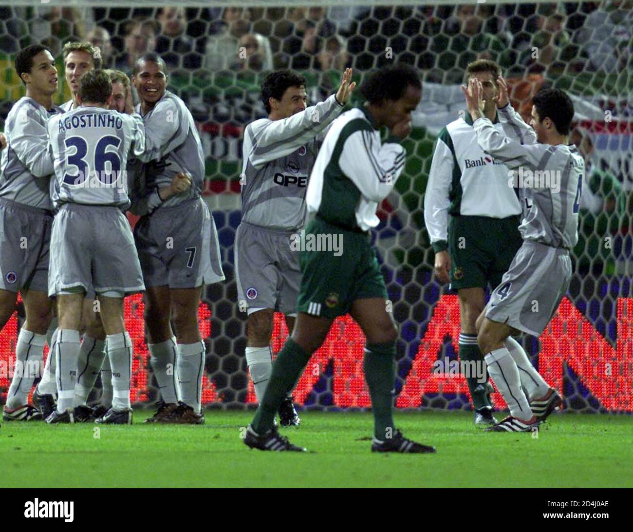 Rapid Wien traf im Rueckspiel der zweiten Runde des UEFA Cups am 1.November 2001 auf Paris SG. Im Bild freuen sich die Pariser Spieler uber einTor waehrend George Taument enttaeuscht ist. Das Spiel endete mit einem 2-2 Unentschieden. REUTERS/Robert Zolles REUTERS RZ/ Foto Stock