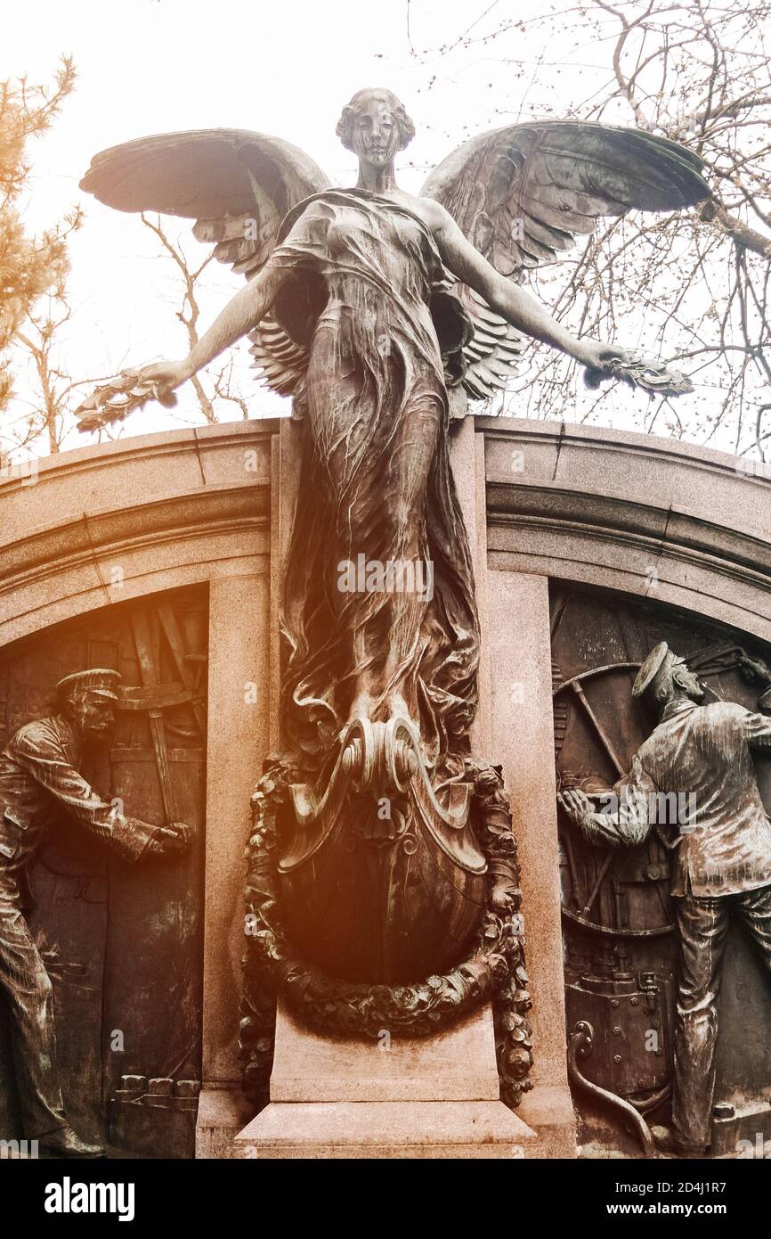 SOUTHAMPTON, REGNO UNITO - 12 aprile 2006: Il Titanic Engineers' Memorial è un monumento commemorativo a East (Andrews) Park, Southampton, Regno Unito Foto Stock