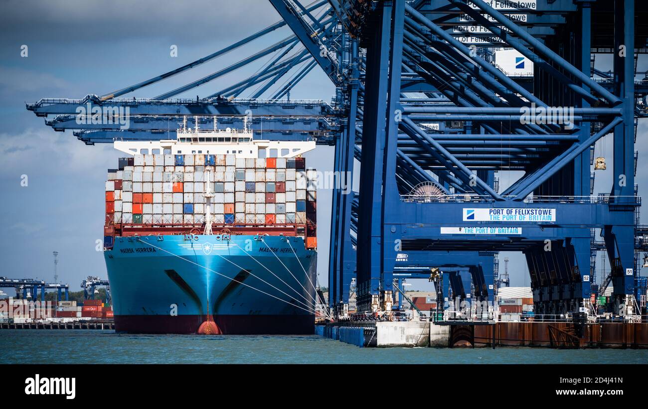 Linea Maersk - importazioni britanniche - il contenitore Maersk Herrera Nave attraccata al porto di Felixstowe UK che porta le importazioni dal Estremo Oriente verso il Regno Unito e l'Europa Foto Stock