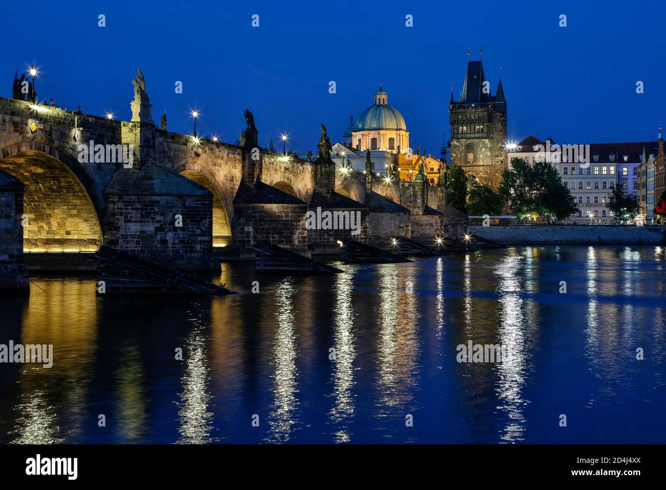 Moldava (Moldau), Ponte Carlo e Torre del Ponte (cupola della Chiesa di San Francesco d'Assisi a sinistra), Città Vecchia, Praga, Repubblica Ceca Foto Stock