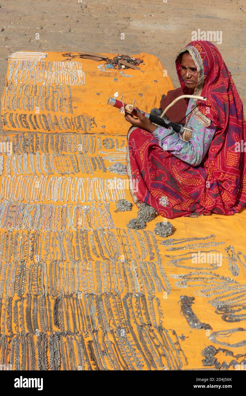 Un venditore indiano di strada donne che vendono gioielli etnici spazzatura a Jaiselmer, Rajasthan, India il 19 febbraio 2018 Foto Stock