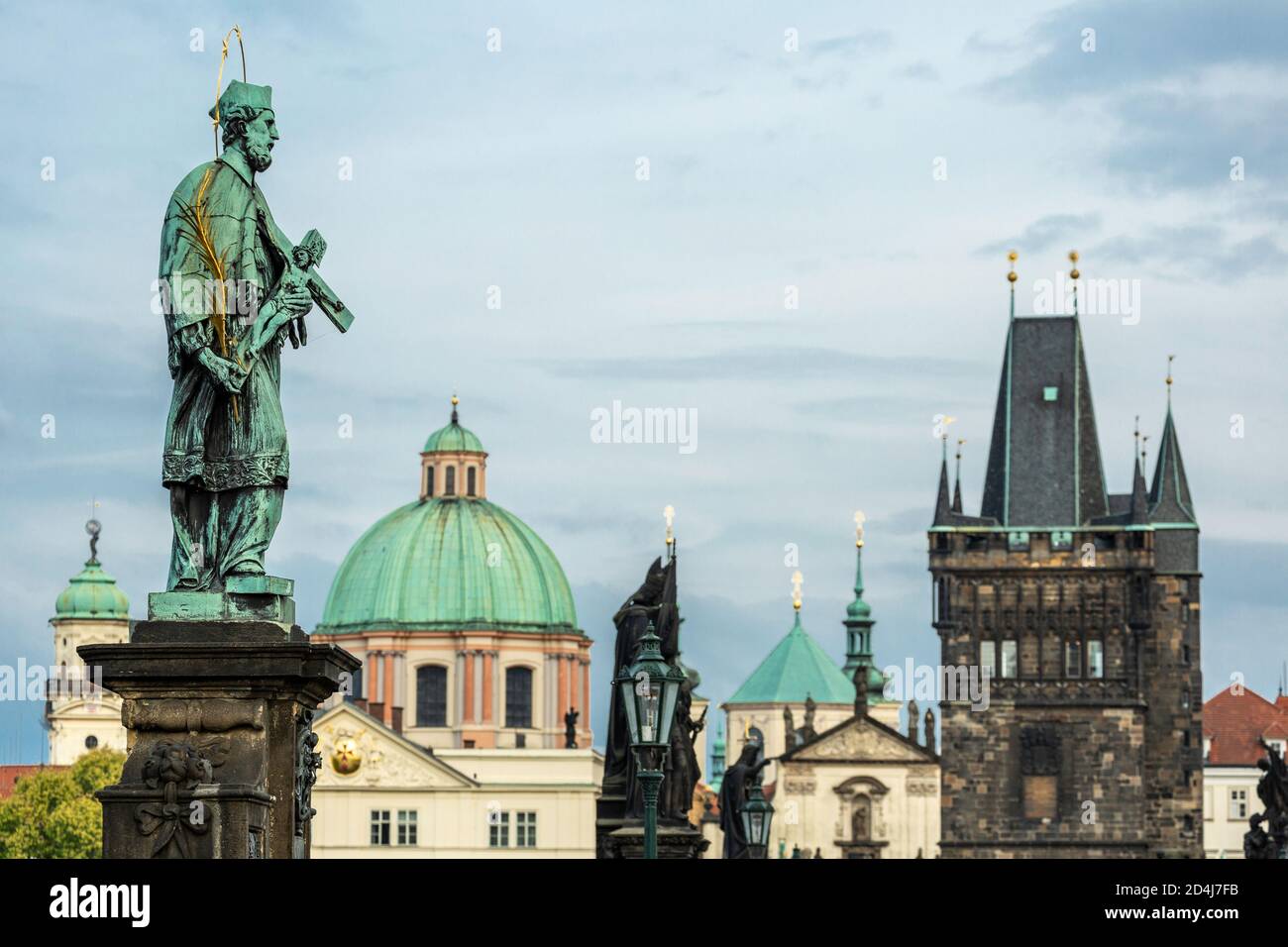 Statua di Giovanni di Nepomuk, cupola della Chiesa di San Francesco d'Assisi e Torre del Ponte, Ponte Carlo, Città Vecchia, Praga, Repubblica Ceca Foto Stock