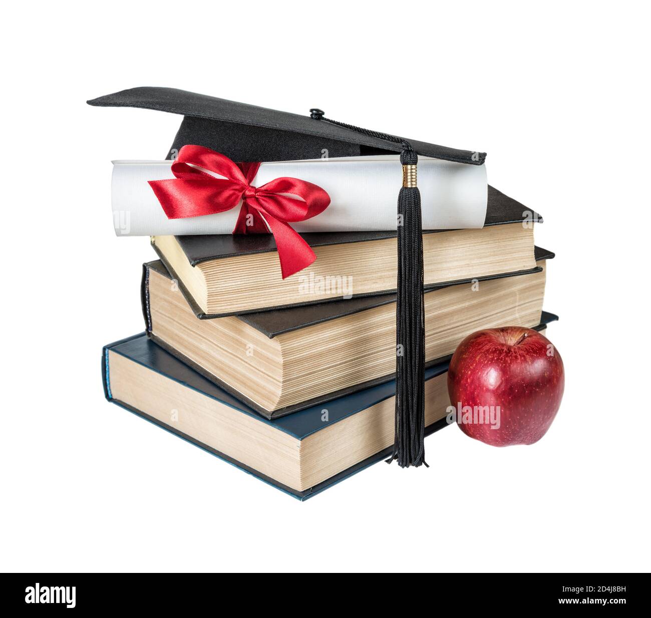 Concetto di educazione: Cappello nero laureato, pila di grandi libri, mela rossa e rotolo di carta legato con nastro rosso con un arco, isolato su uno sfondo bianco Foto Stock
