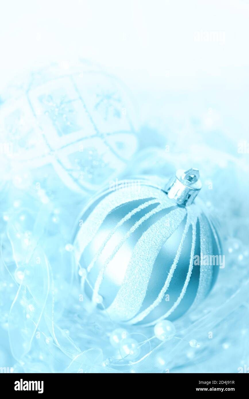 Bella decorazione di Natale nei colori del blu e del bianco: numerose palle di Natale con nastro bianco e perle su uno sfondo luminoso, con spazio per te Foto Stock