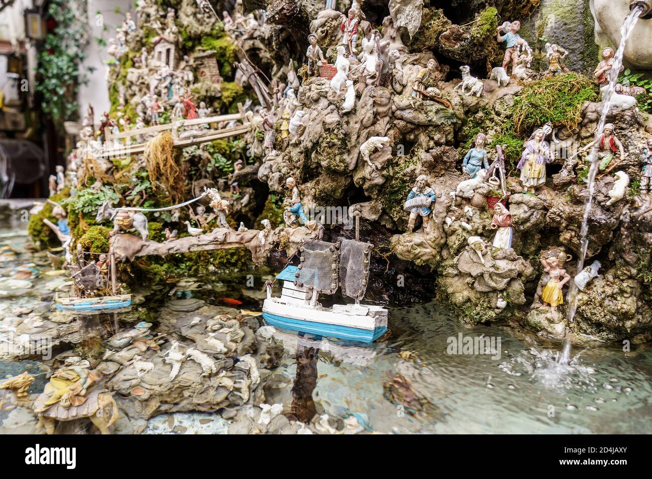 Amalfi, Italia, gennaio 2020: Piccola barca sul presepe in una fontana su Amaafi. Presepio napoletano tradizionale fatto a mano a S. Gregorio Armeno, piccola strada nel centro storico di Napoli Foto Stock