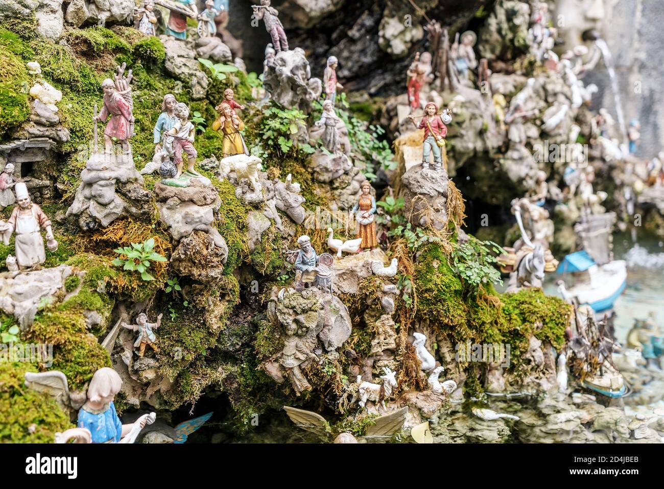 Amalfi, Italia, gennaio 2020: Presepe in una fontana di Amaafi. Presepio napoletano tradizionale fatto a mano a S. Gregorio Armeno, una stradina nel centro storico di Napoli Foto Stock