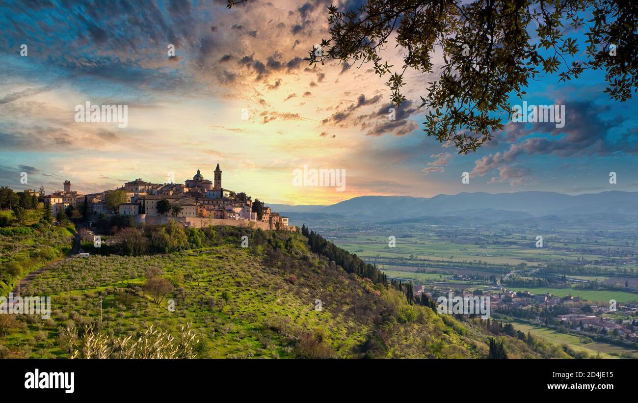 Vista panoramica della bellissima frazione di Trevi, Umbria, Italia Foto Stock