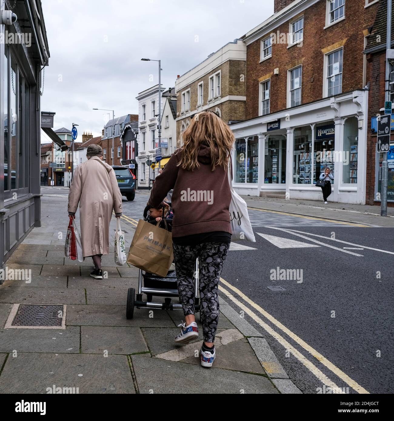 Londra UK Ottobre 09 2020, Two Old and Young People camminando lungo una vuota Town High Street durante COVID-19 Foto Stock