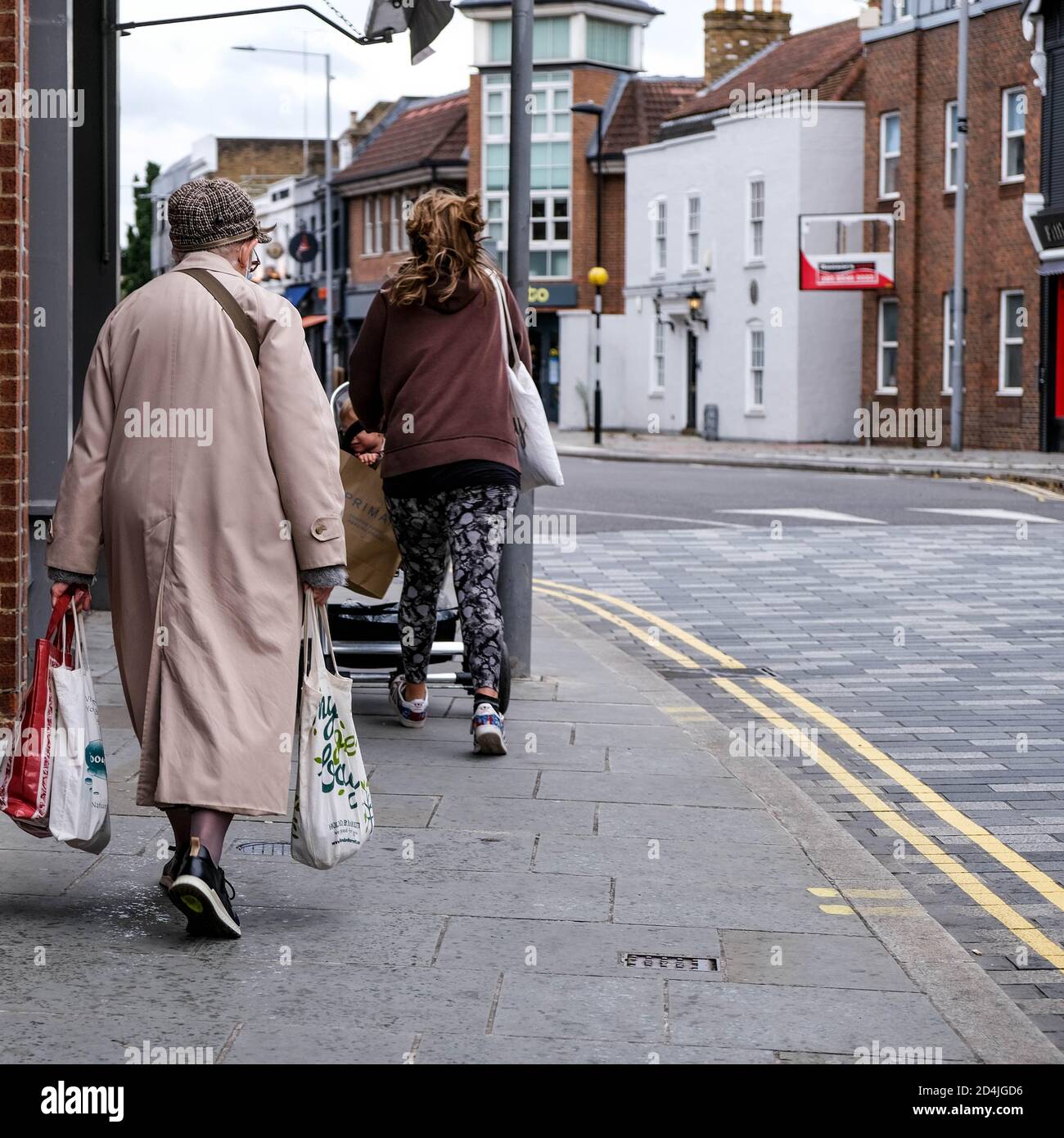 Londra UK Ottobre 09 2020, Two Old and Young People camminando lungo una vuota Town High Street durante COVID-19 Foto Stock