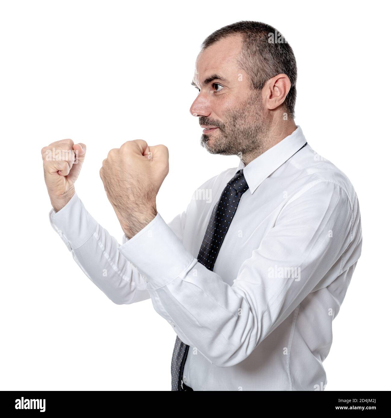 bussinessman caucasico con pugni clenched in posizione di guardia difensiva isolato su bianco. Foto Stock