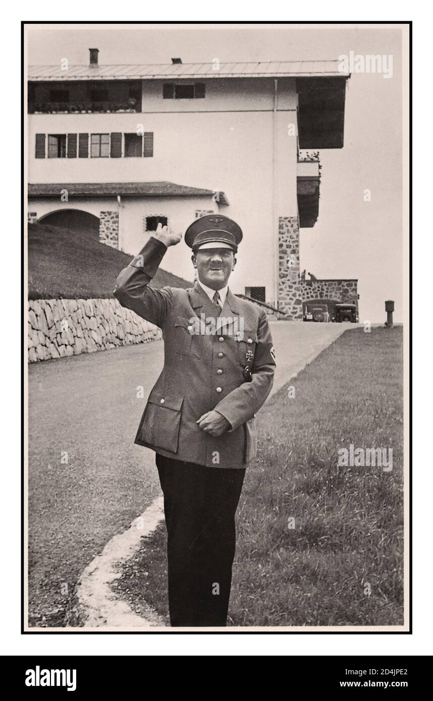 Führer Adolf Hitler 1944 con braccio sinistro ferito dopo il fallito complotto della sua vita, saluta con un sorriso fuori della sua casa di campagna Wachenfeld in Berchtesgadener Land Baviera Germania Foto Stock