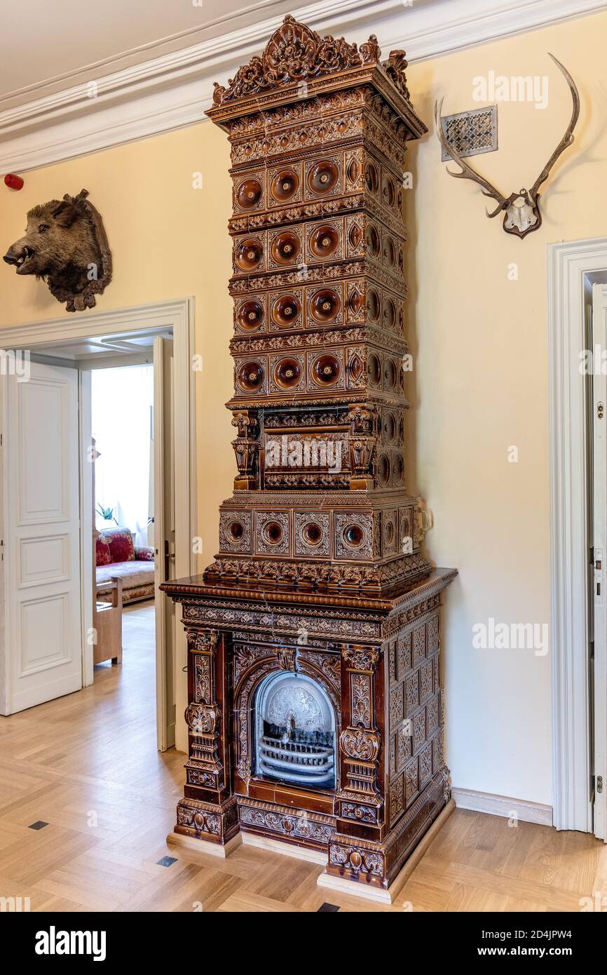 Oblegorek, Swietokrzyskie / Polonia - 2020/08/16: Storico forno in ceramica all'interno della storica casa padronale e museo di Henryk Sienkiewicz, romanziere polacco a Foto Stock