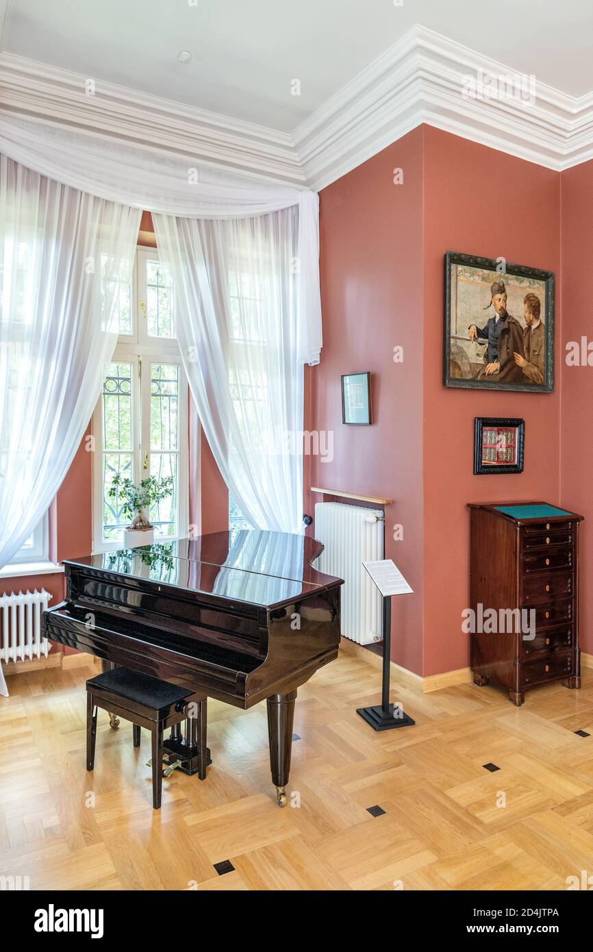 Oblegorek, Swietokrzyskie / Polonia - 2020/08/16: Piano storico in soggiorno all'interno della casa padronale e museo di Henryk Sienkiewicz, romanziere polacco An Foto Stock