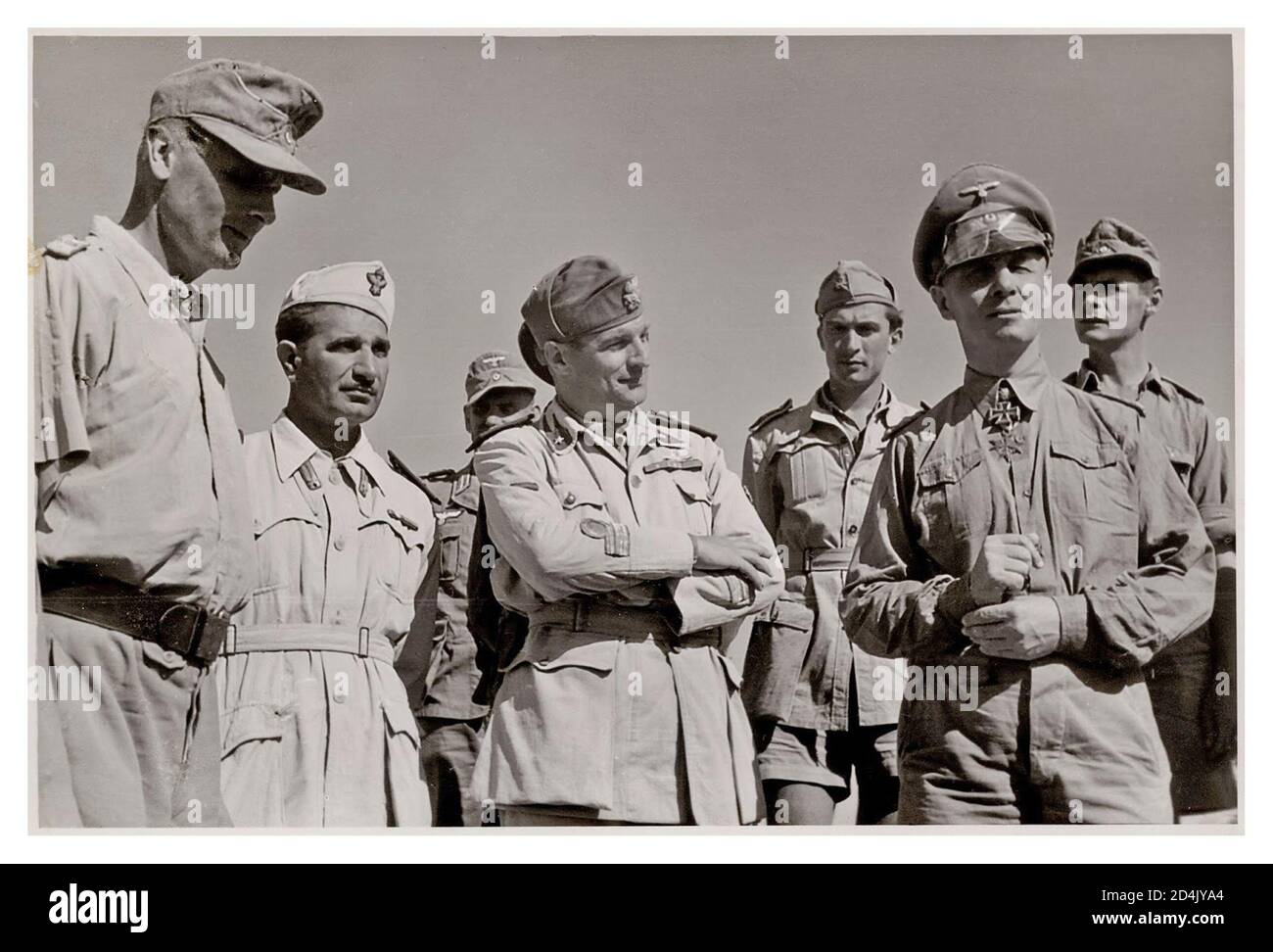 Center Johannes Erwin Eugen Rommel (15 novembre 1891 – 14 ottobre 1944) È stato un . Popolarmente conosciuto come la volpe del deserto, il generale Rommel era un Comandante rispettato del Afrikakorps-1941 - Generalleutnant Erwin Rommel (Generale Kommandierender Deutsche Afrikakorps) a Tripoli (Libia) quando è venuto in Africa del Nord 1941. Seconda guerra mondiale Foto Stock