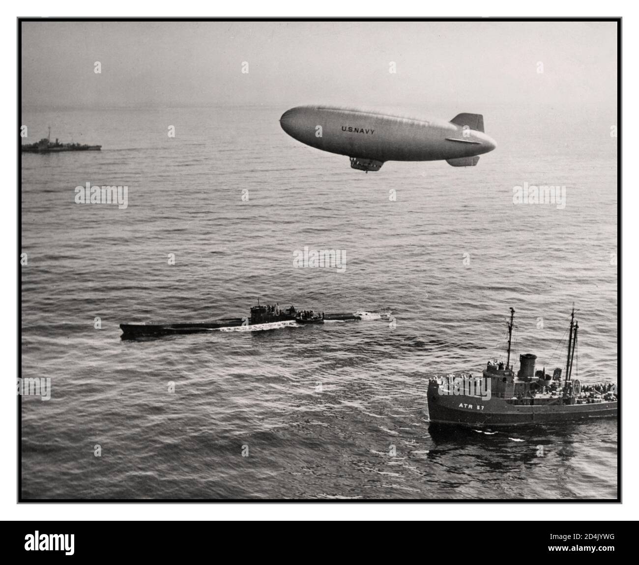 WW2 Nazi Germania il sottomarino U-858, sotto stretta scorta, incluso il pallone da ricognizione della marina statunitense, ruba per il Delaware dopo essere stato ceduta a Cape May nel maggio 1945. Foto Stock