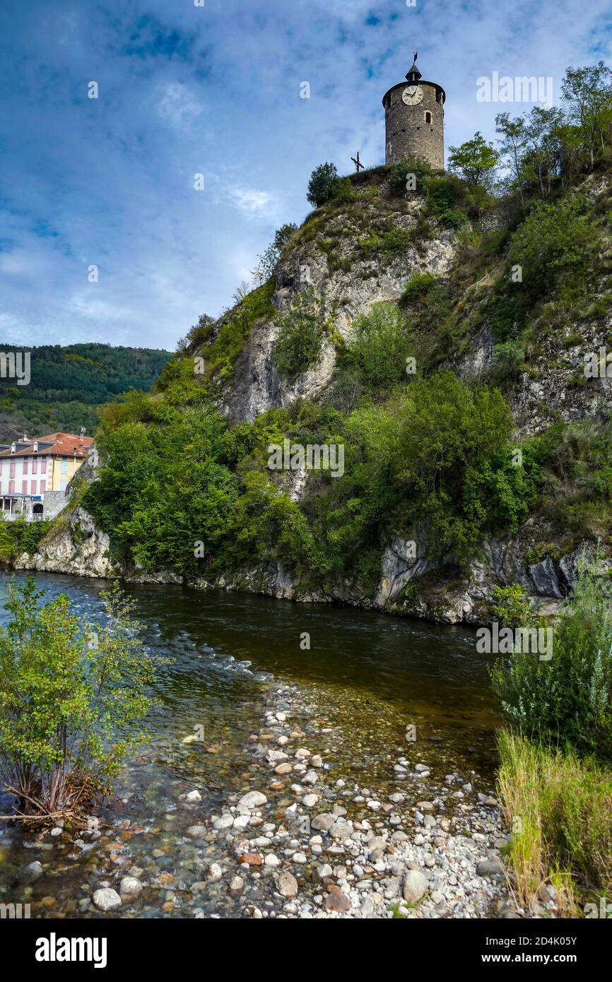 Vecchi edifici vicino al fiume Ariege, Tarascon sur Ariege, Pirenei francesi, Francia Foto Stock
