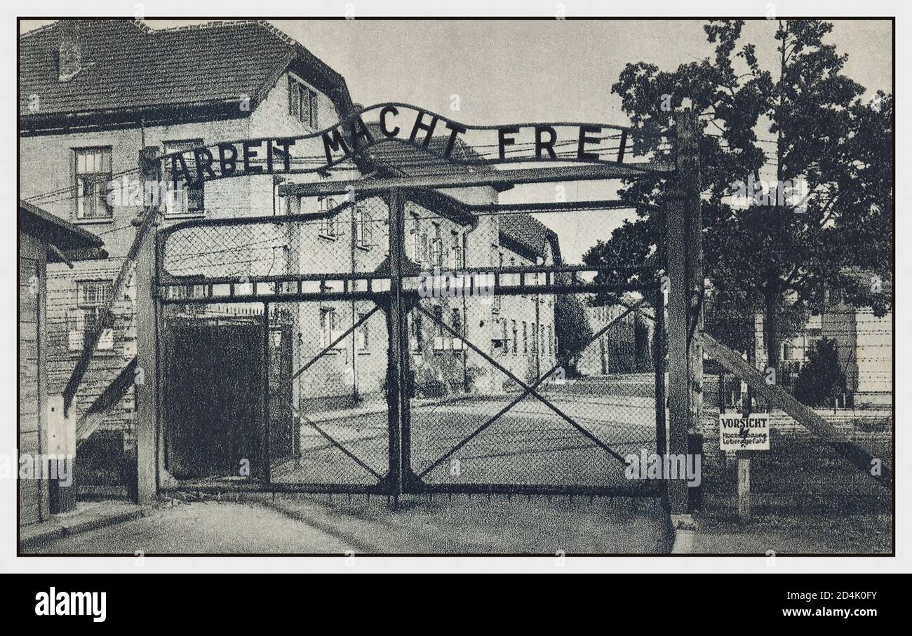 Porte del campo di concentramento di Auschwitz dopo la liberazione nel 1945 immagine di un cancello di ingresso elettrificato chiuso e di una casa di accesso al famigerato campo di concentramento di Auschwitz con il suo cartello 'Arbeit Macht Frei' ('il lavoro ti libera') truppe sovietiche entrarono nel campo il 27 gennaio 1945, Un giorno commemorato dal 2005 come Giornata Internazionale della memoria dell'Olocausto. Questa immagine è stata presa poco dopo la sua liberazione sovietica dalla tirannia nazista della Germania. Auschwitz Birkenau, campo di concentramento e sterminio nazista tedesco (1940–1945) Foto Stock
