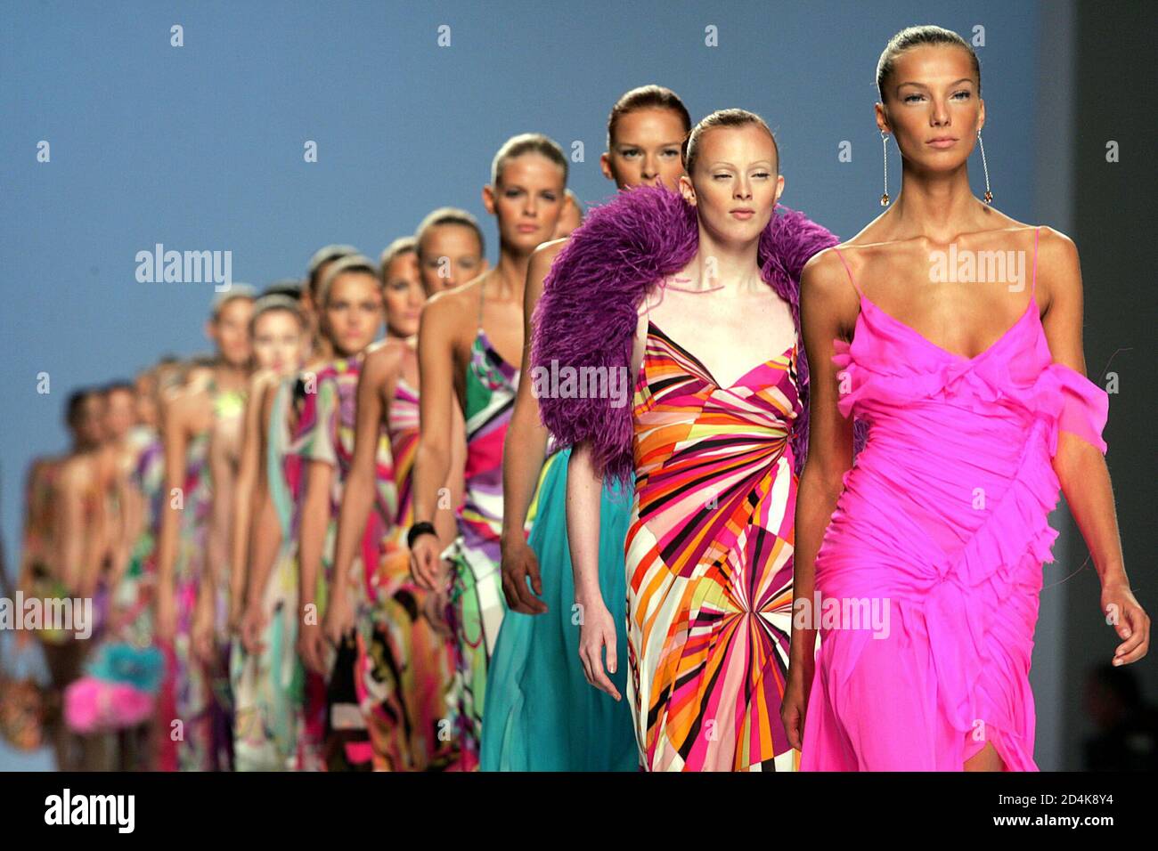 Sfilata di modelli alla fine della collezione femminile di Emilio Pucci  Primavera/Estate 2005 durante la settimana della moda di Milano 28  settembre 2004 Foto stock - Alamy