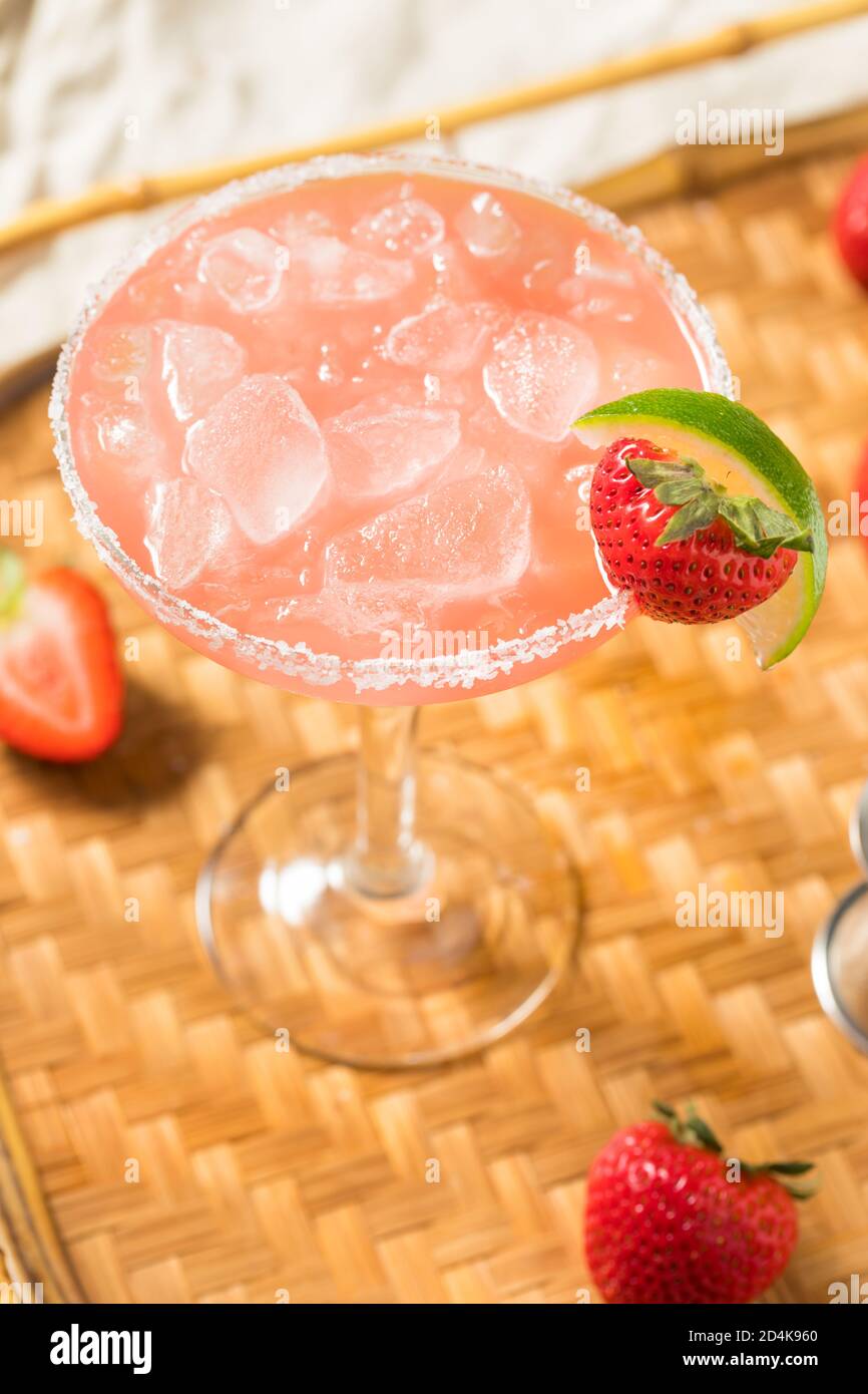 Boozy rinfrescante Tequila Strawberry Margarita con Lime Foto Stock