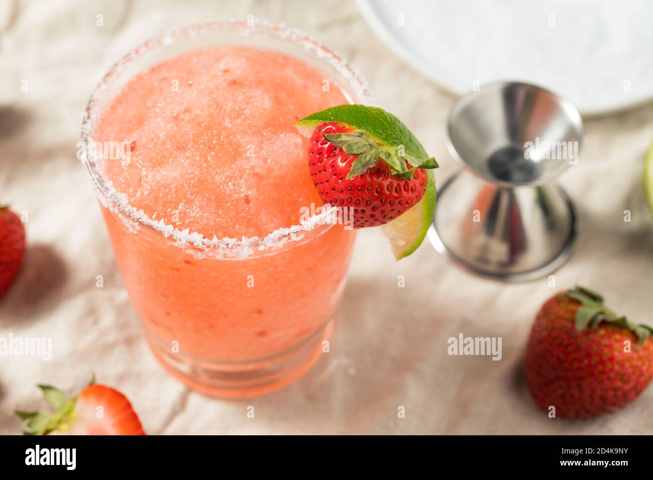 Boozy rinfrescante Tequila Strawberry Margarita con Lime Foto Stock