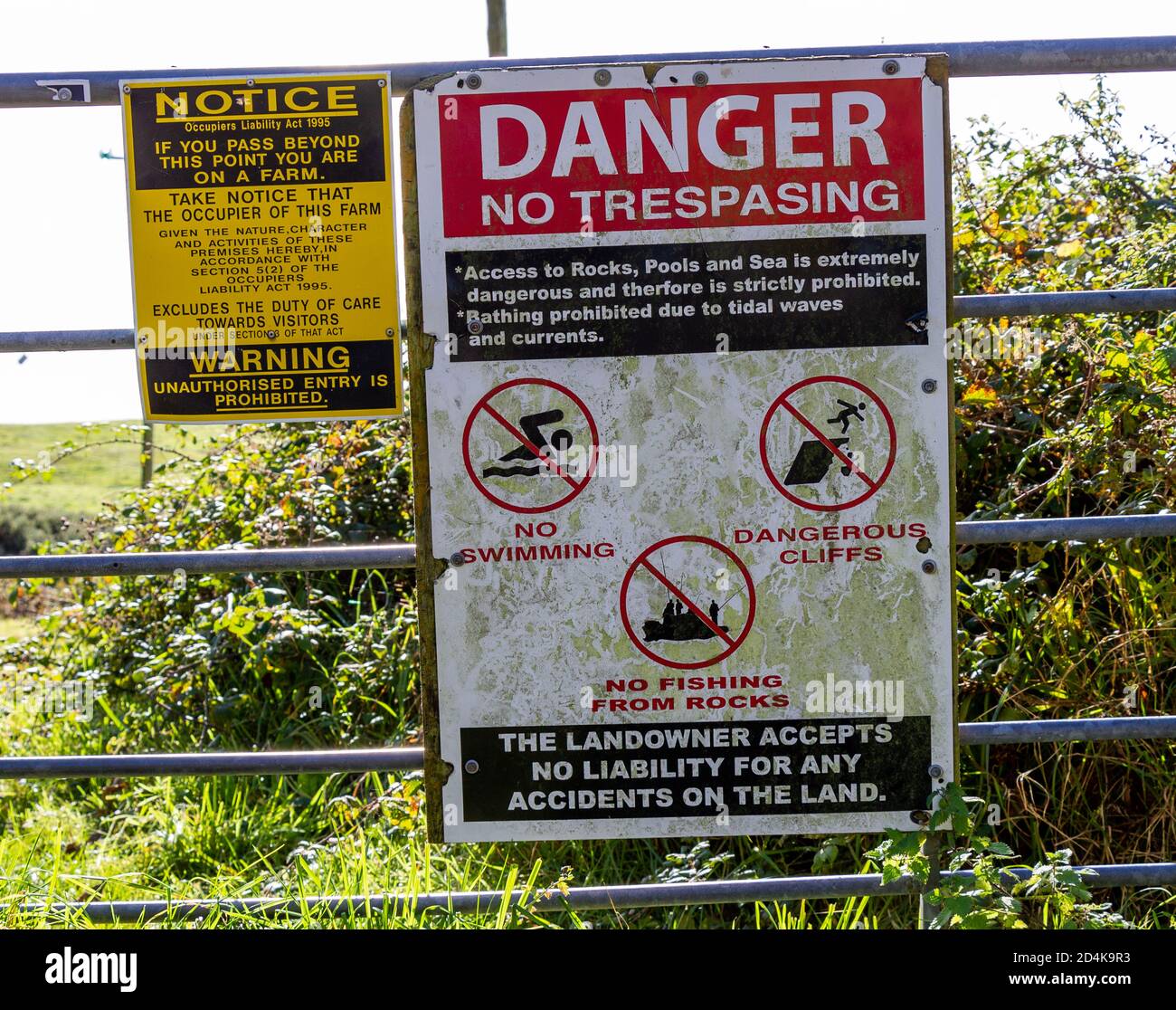 Avvertenza Nessun segnale di Trespassing sul cancello dell'azienda Foto Stock