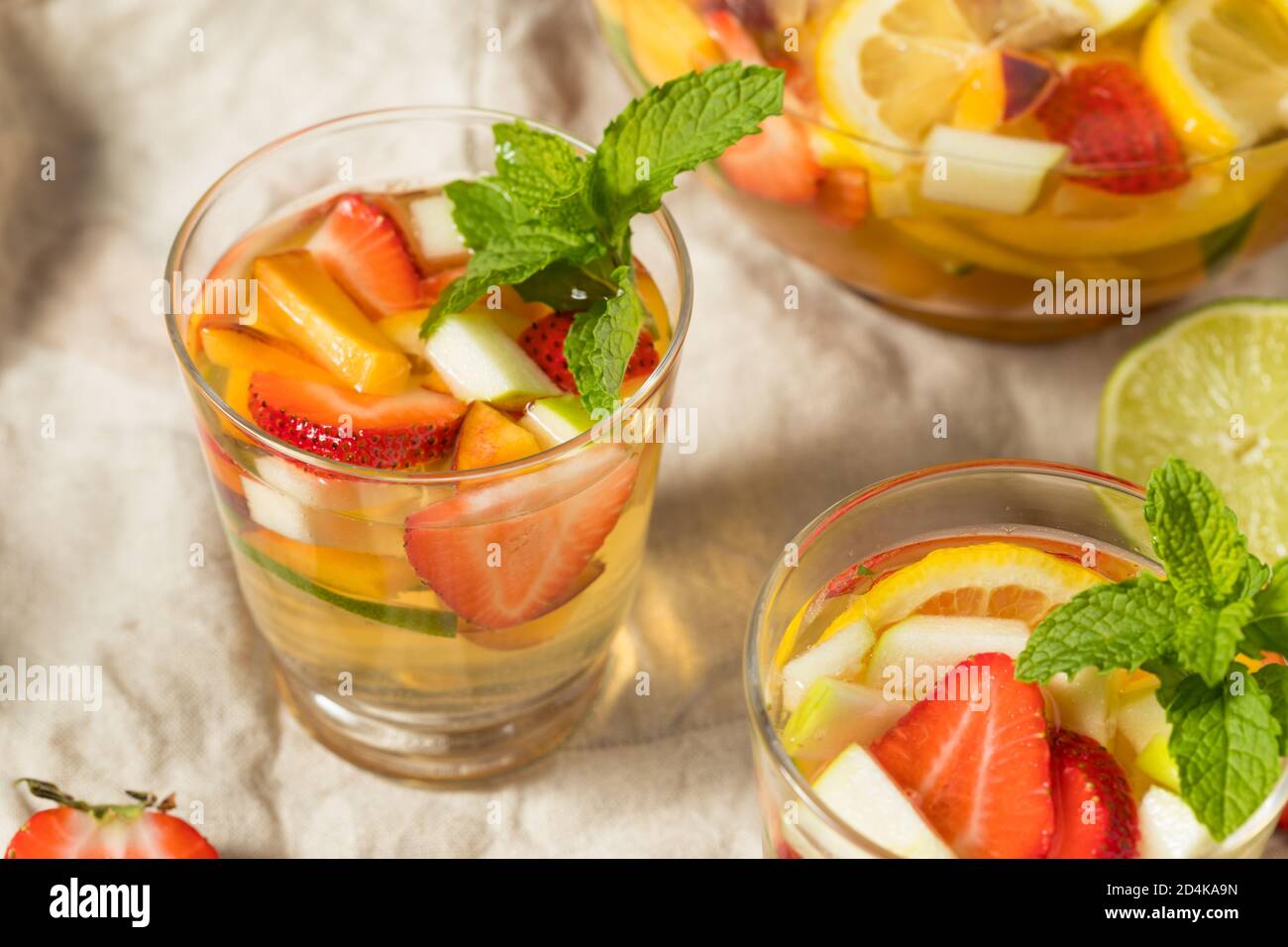 Sangria di vino bianco boozy rinfrescante con berridi e mele Foto Stock