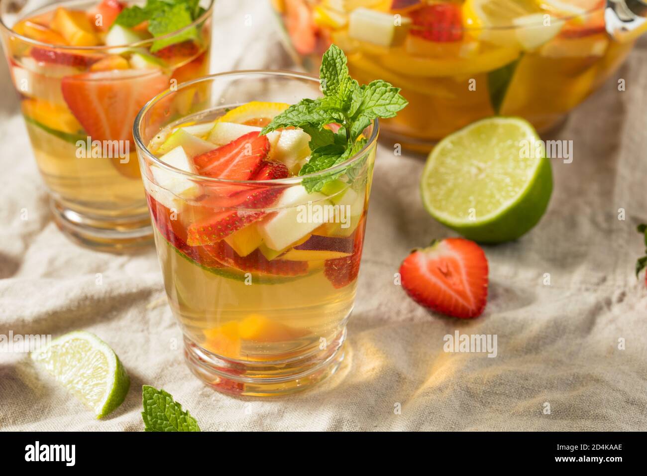 Sangria di vino bianco boozy rinfrescante con berridi e mele Foto Stock