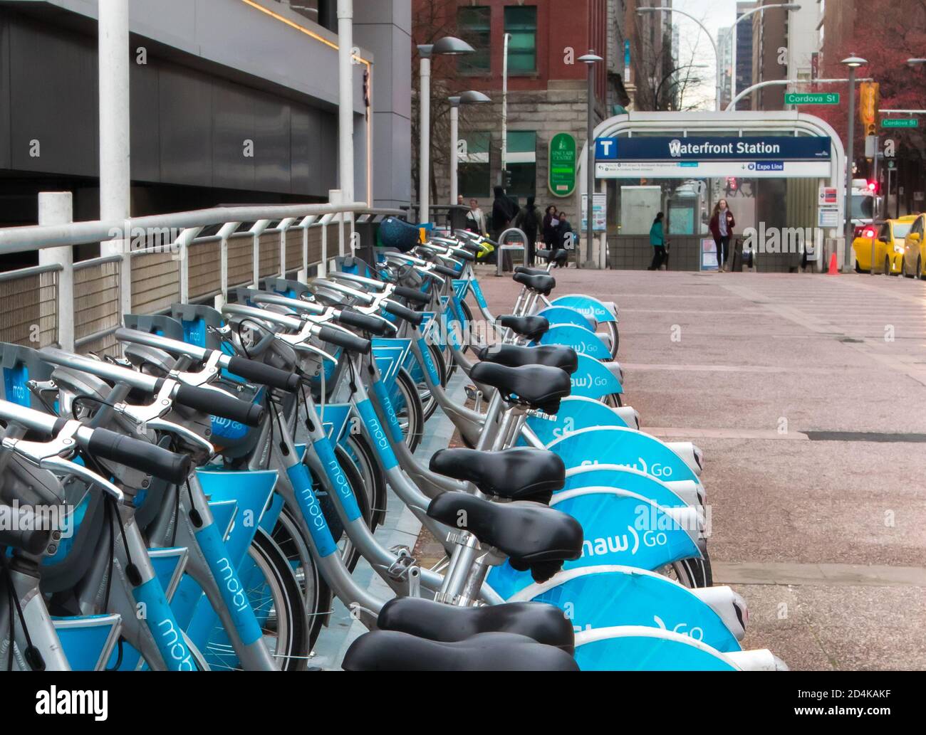 VANCOUVER, BC, CANADA - 11 NOVEMBRE 2019 - Mobi by Shaw Go bike share stazione a Waterfront Skytrain. Le biciclette possono essere noleggiate e restituite a. Foto Stock