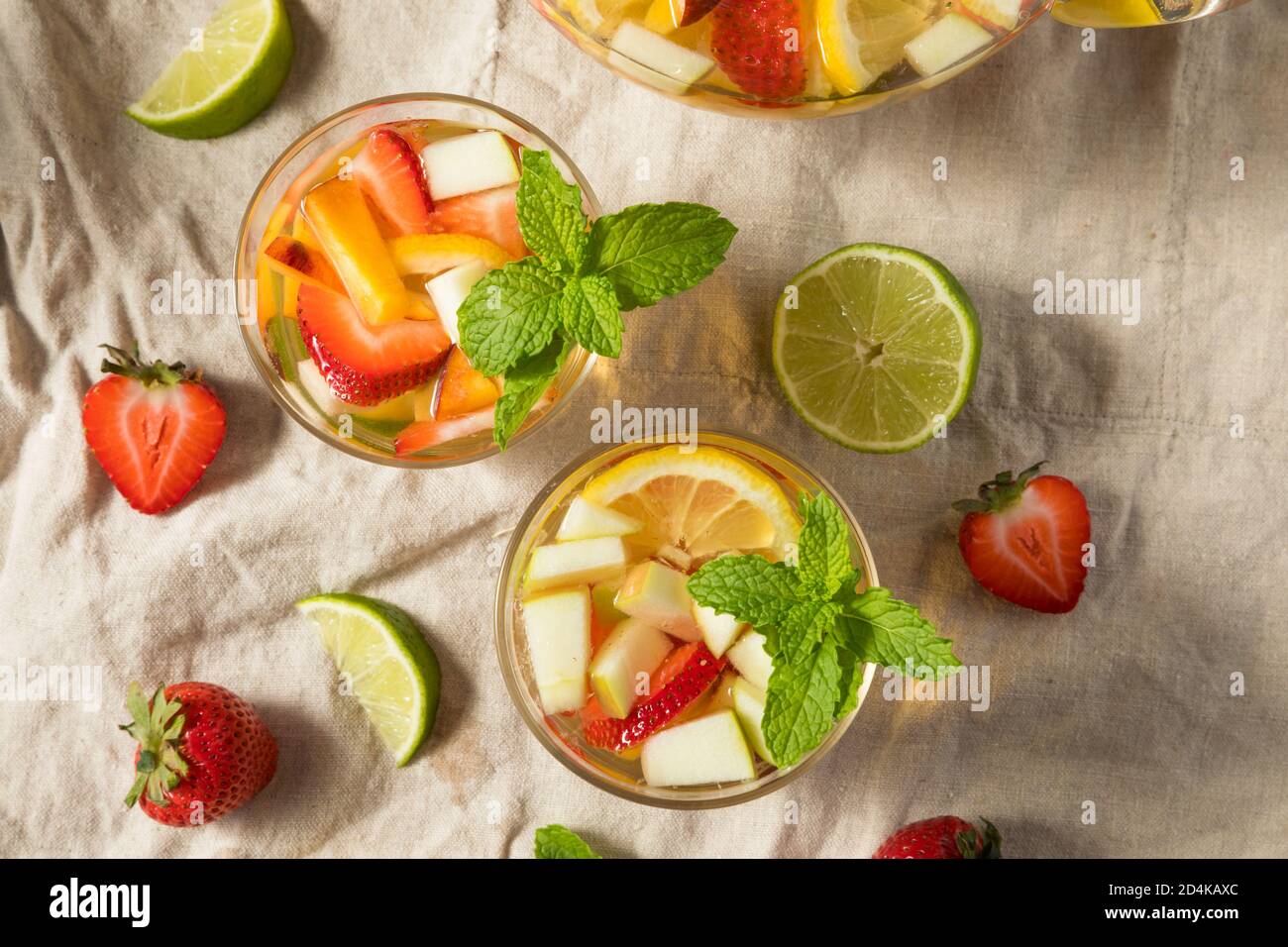 Sangria di vino bianco boozy rinfrescante con berridi e mele Foto Stock