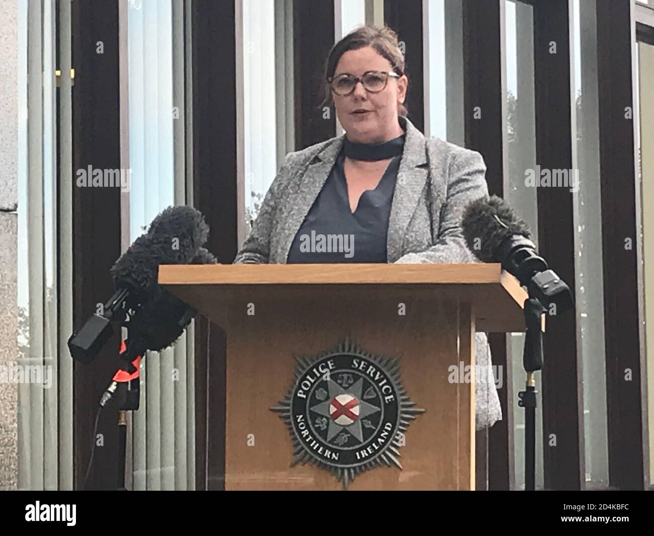 Il soprintendente detective Zoe McKee ha fornito un aggiornamento in Irlanda del Nord, mentre la polizia ha fatto esplodere un sospetto impianto di produzione illegale di droga in Co Tyrone. Foto Stock